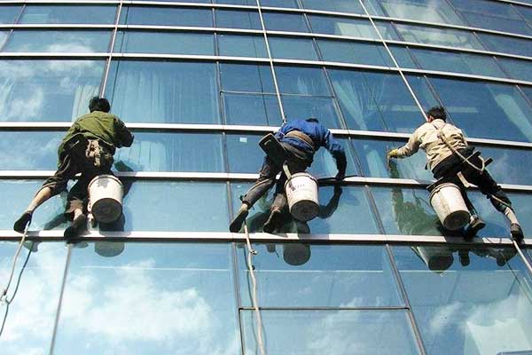 巴中外墙洗清作业适合对高层办公大楼进行清洁